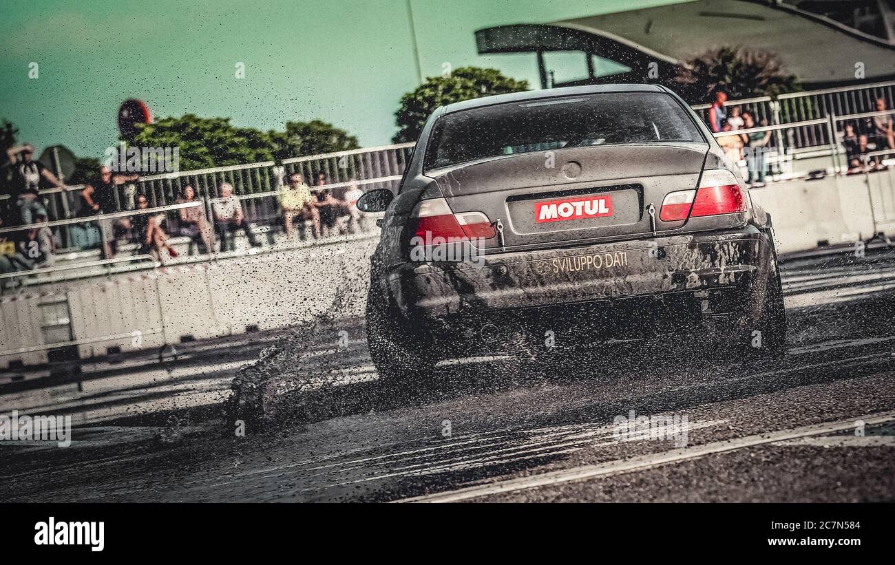 Mailand, Italien, 02. Juni 2018: Schwarzer BMW Rennwagen auf nassem Asphalt während der 1. Drift Show Il Destriero auf dem IPER Drive in Mailand. Stockfoto
