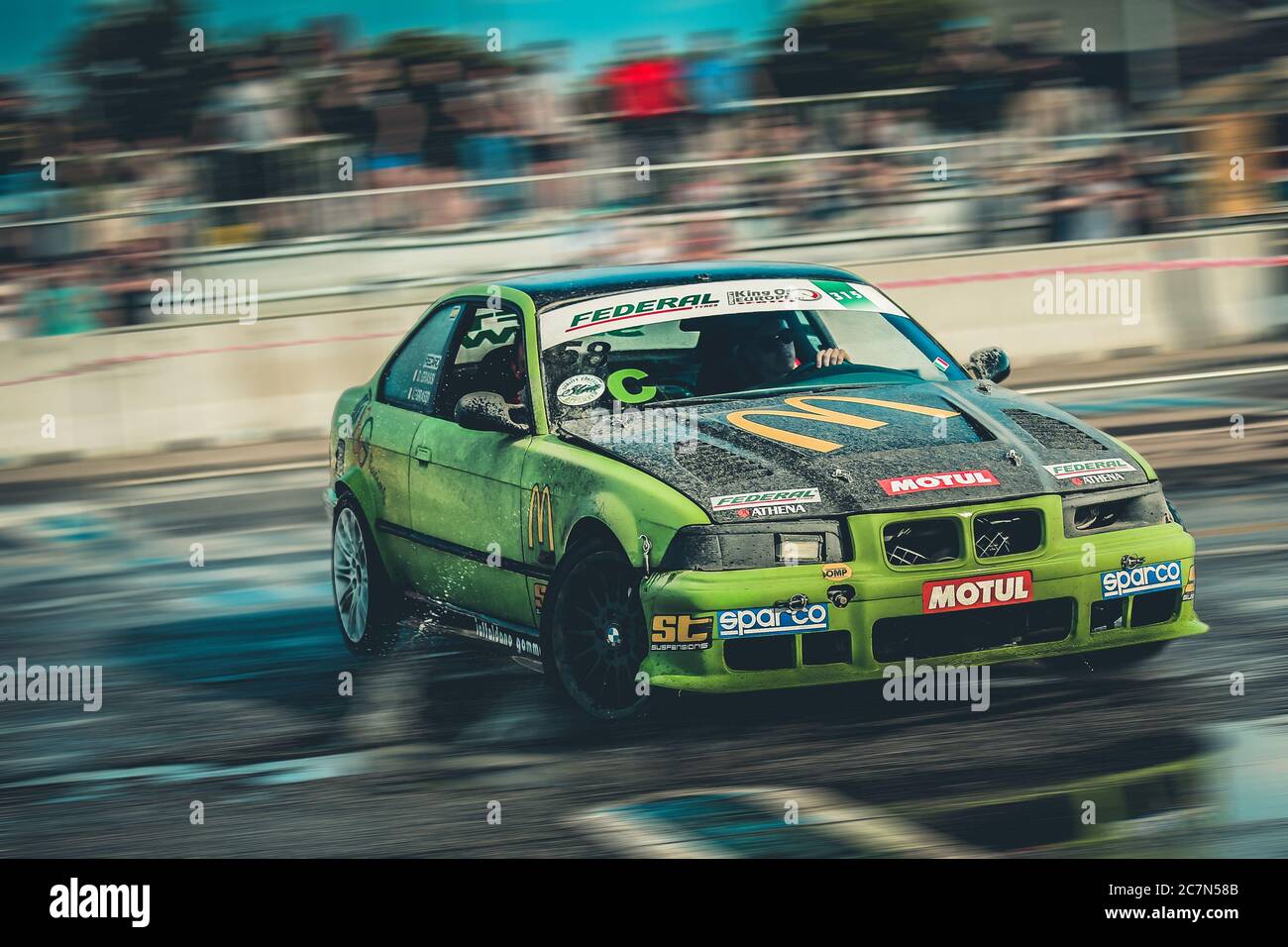 Mailand, Italien, 03. Juni 2018: Rennwagen auf nassem Asphalt während der 1. Drift Show Il Destriero auf dem IPER Drive in Mailand. Stockfoto