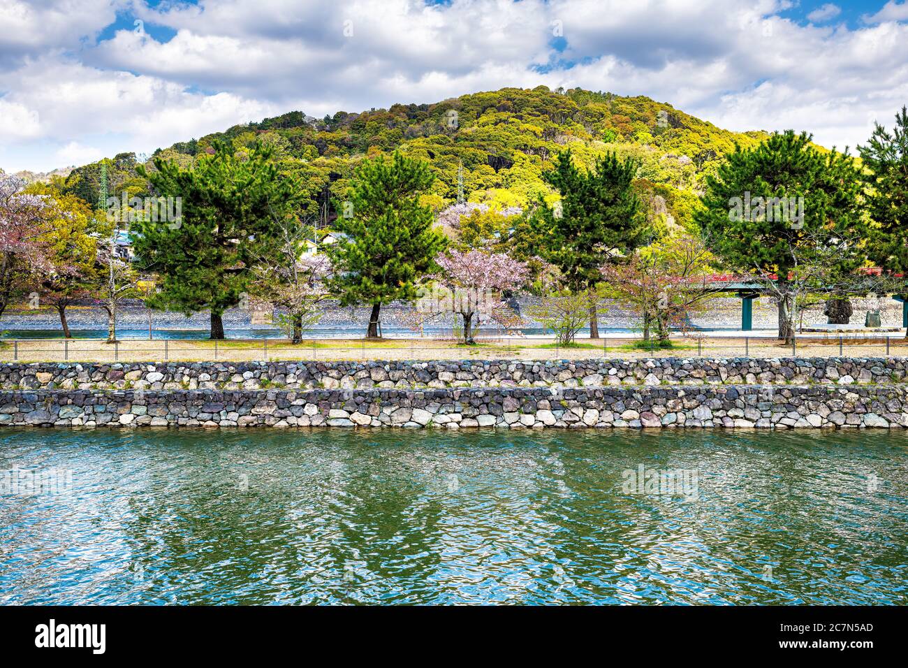 Traditionelle Dorfstadt mit vielen Kirschblüten-Sakura-Bäumen entlang des Flusses im Frühling bei Uji, Japan-Stadt Stockfoto