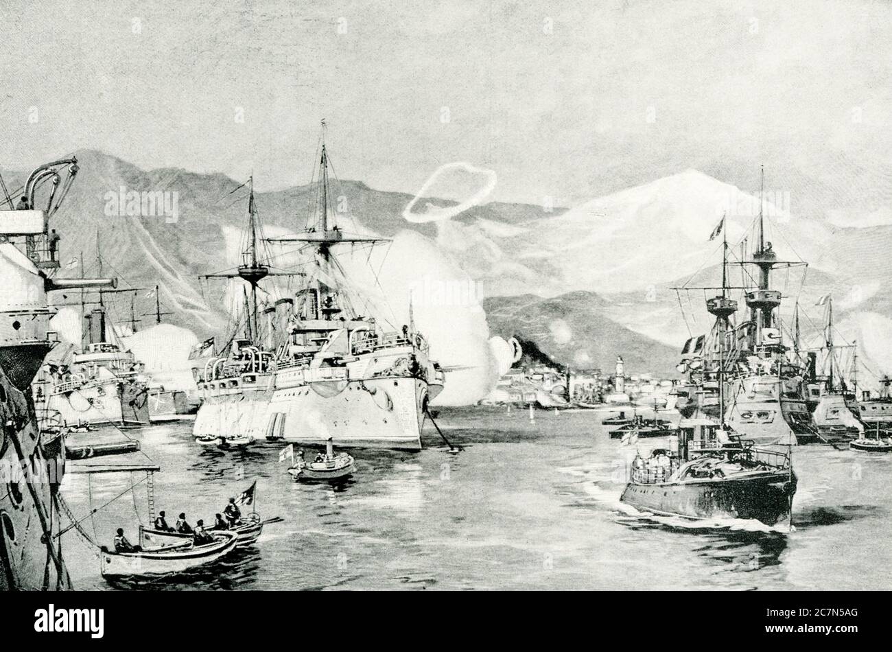 Bombardierung Caneas durch die Vereinten Mächte. 1896 stritten sich die Griechen und Türken auf der Insel Kreta, und die großen Mächte Europas traten ein, um den Frieden zu bewahren. Die Aufständischen in Canea weigerten sich, die Stadt zu evakuieren, so dass die Kriegsschiffe sie am 21. Februar 1897 bombardierten. Es war ziemlich fazical, alle diese großen Schiffe schossen auf eine kleine Stadt; aber sie kümmerten sich darum, sie so wenig wie möglich zu verletzen, sie wollten nur die Aufständischen davon überzeugen, dass sie vereint und ernsthaft waren. Das ist die Kaiserin Augusta im Zentrum, eines der schwersten Kriegsschiffe Deutschlands. Es gibt ein englisches Schiff mit ihrem b Stockfoto
