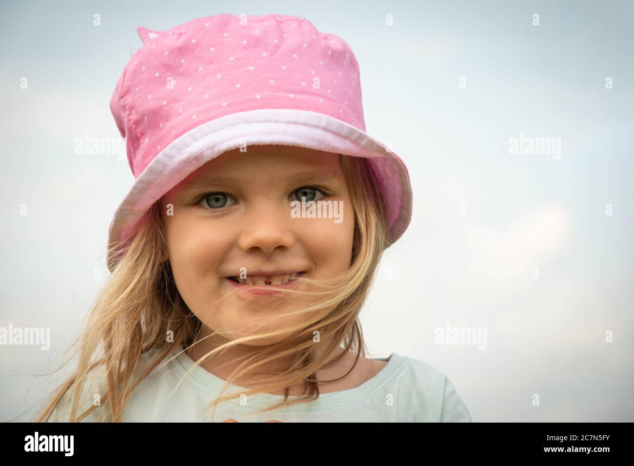 Mädchen Kind Porträt. Kleines Kind lächelndes Gesicht. Glücklich liebenswert und ziemlich junge weibliche Kopf. Freude und Glück Ausdruck des kaukasischen Kindes. Nahaufnahme Stockfoto