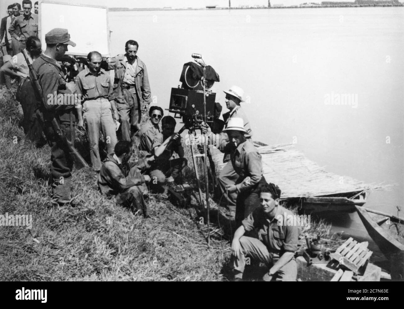 Regisseur ROBERTO ROSSELLINI am Drehort offen mit Film Crew während der Dreharbeiten zu PAISA aka PAISAN 1946 Story und Drehbuch teilweise von Federico Fellini Organizzazione Film Internazionale (OFI) / Foreign Film Productions (FFP) / Metro Goldwyn Mayer Stockfoto