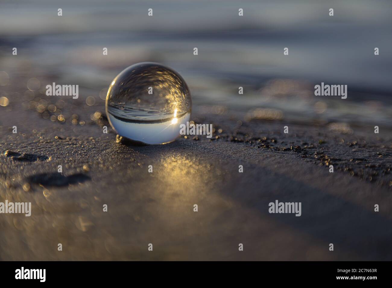 Wunderschöner Sonnenaufgang, der durch einen Linsenball am Strand aufgenommen wurde. Finnland. Golf von Finnland. . Hochwertige Fotos Stockfoto