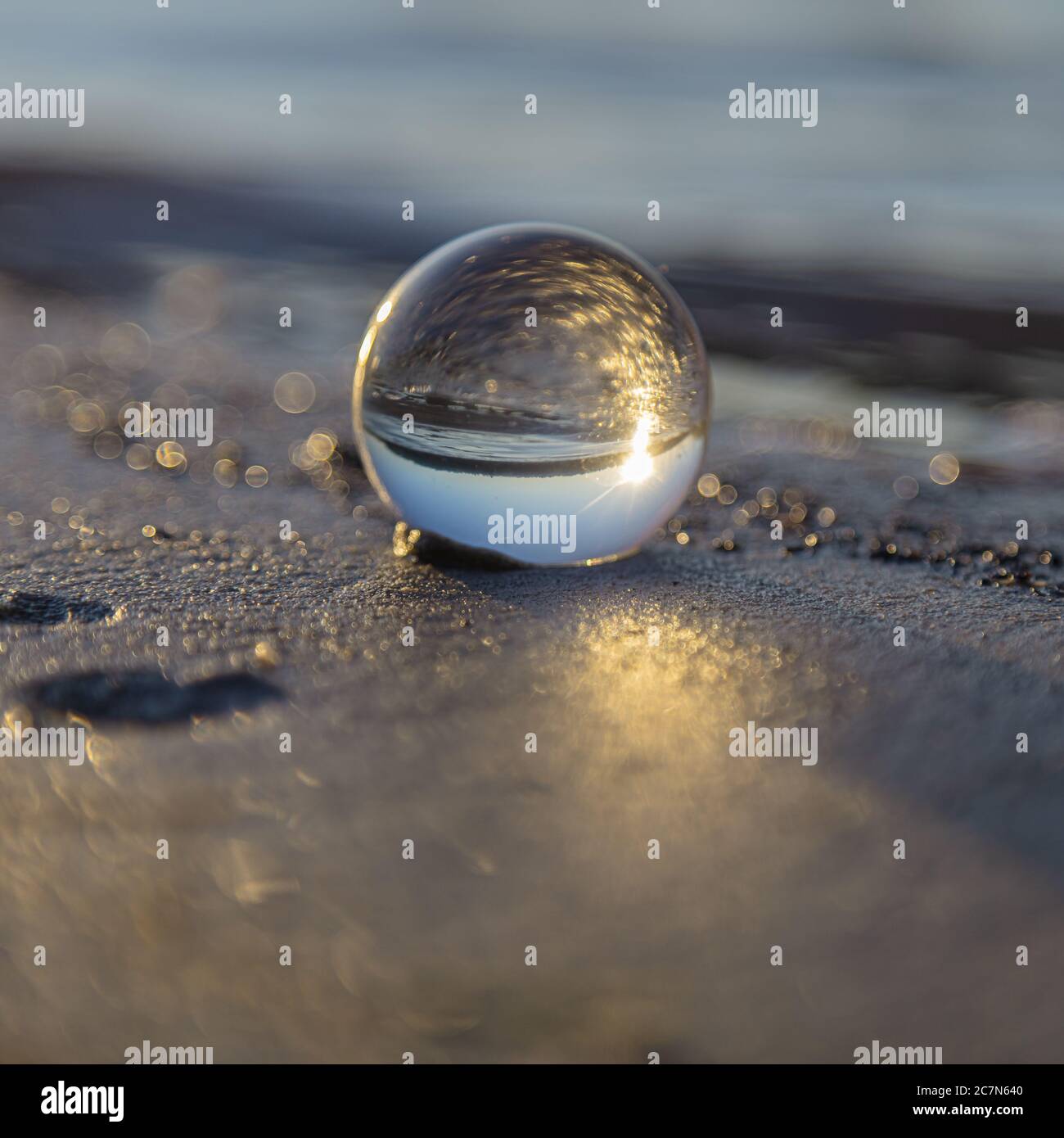 Wunderschöner Sonnenaufgang, der durch einen Linsenball am Strand aufgenommen wurde. Finnland. Golf von Finnland. . Hochwertige Fotos Stockfoto