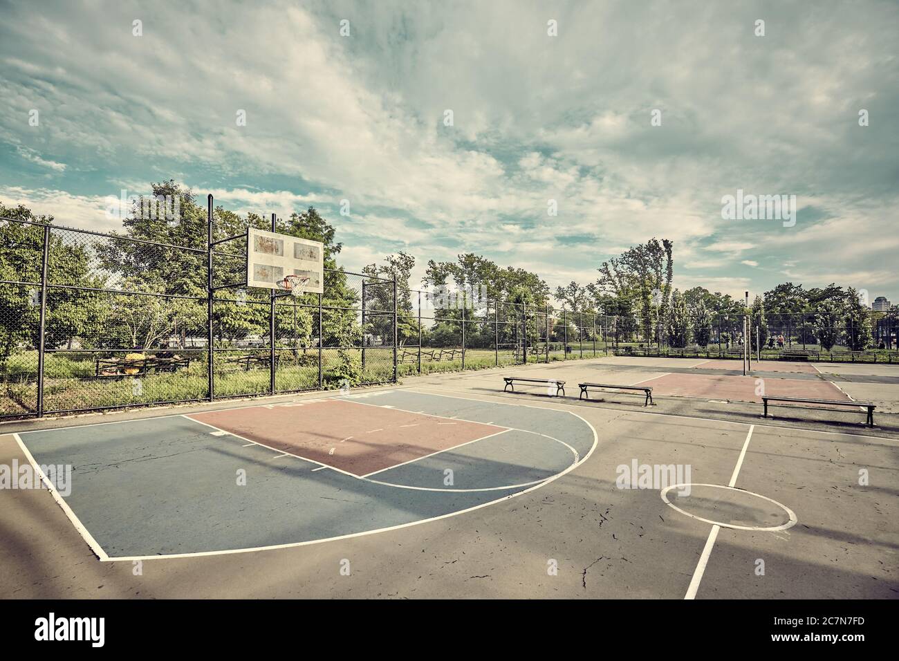 Retro getönte Bild eines leeren Basketballplatzes in New York City, USA. Stockfoto