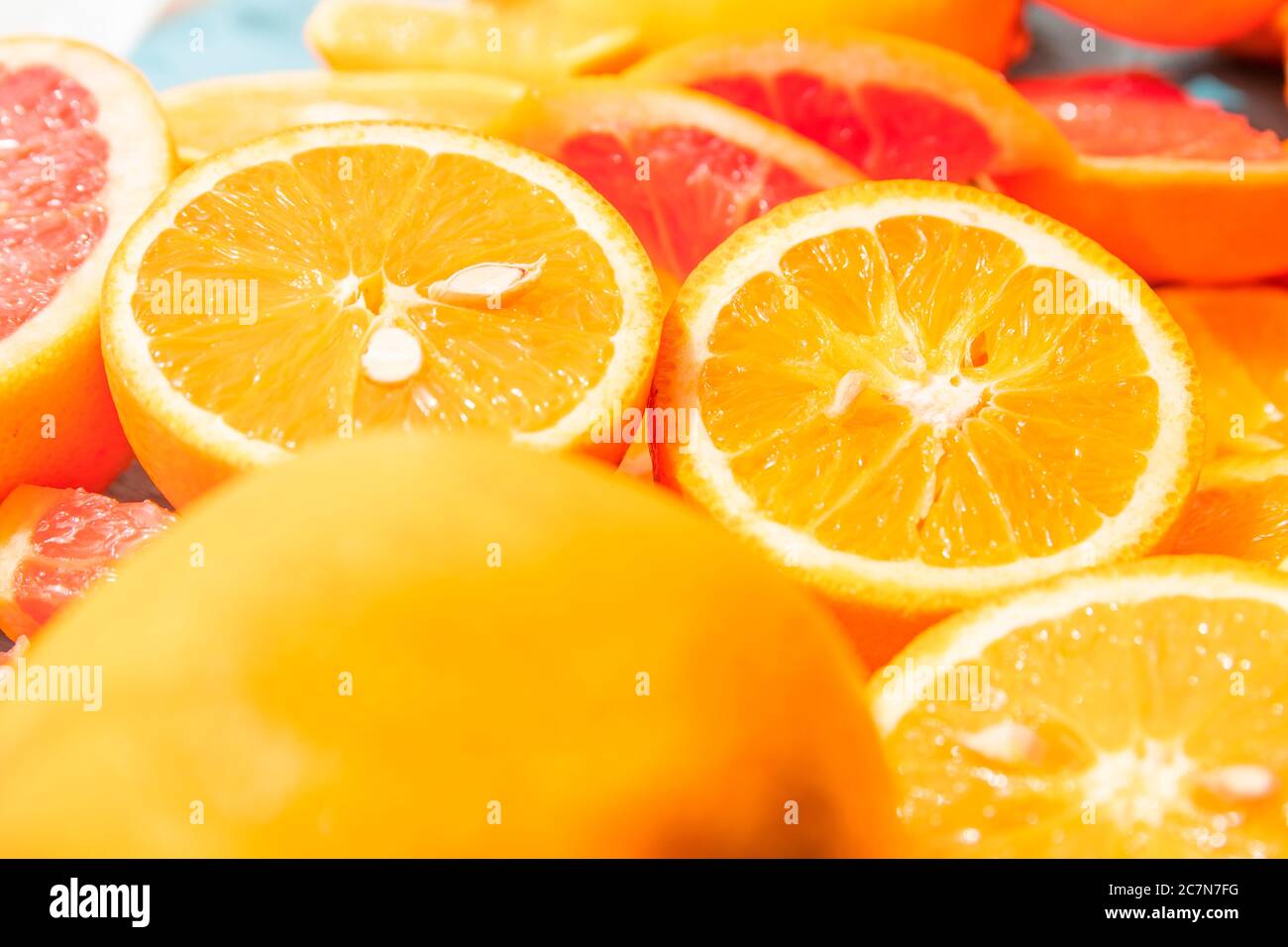Frisch geschnittene Grapefruit und Orangenscheiben mit blauem Holzhintergrund. Stockfoto
