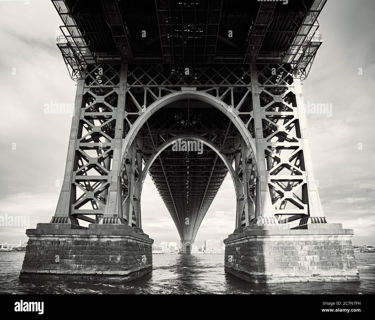 Unter der Williamsburg Bridge, New York City, USA. Stockfoto