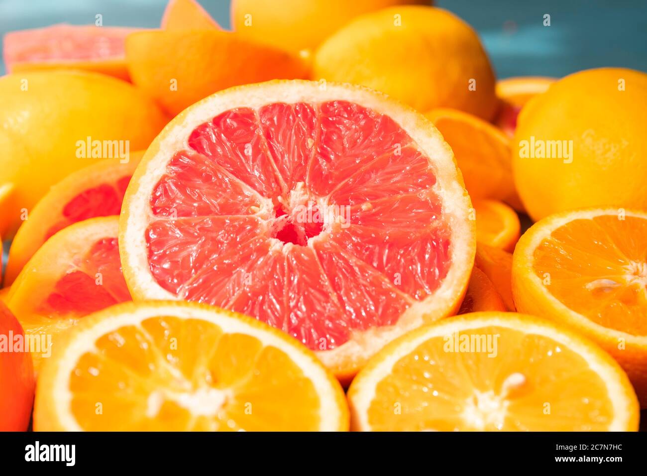 Frisch geschnittene Grapefruit und Orangenscheiben mit blauem Holzhintergrund. Stockfoto