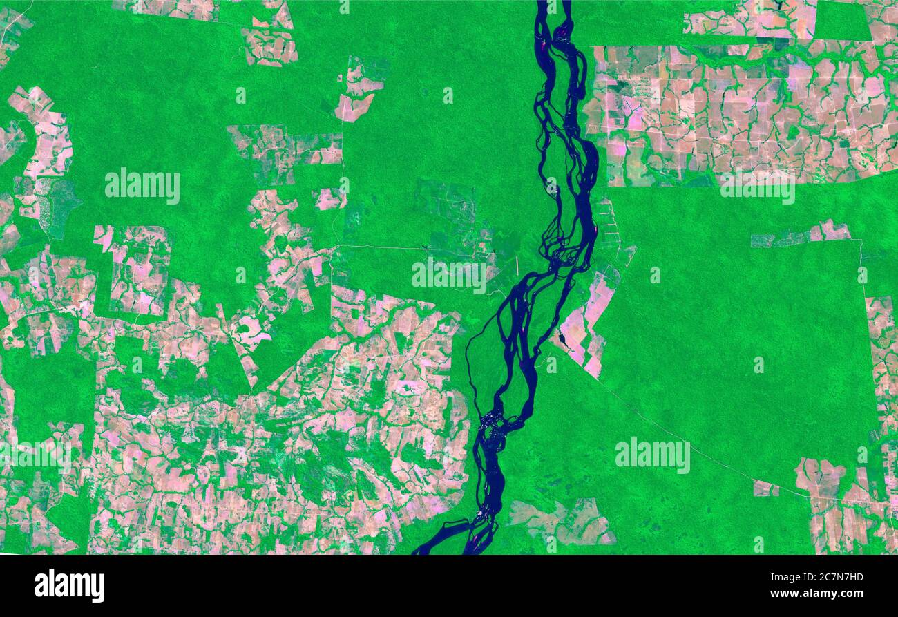 Satellitenbilder des Lakandon-Dschungels Brasiliens im Jahr 2020 werden Feldfrüchte, Flüsse und Dschungel beobachtet. Generierte und modifizierte Bilder des Sentinel-Sensors. Stockfoto