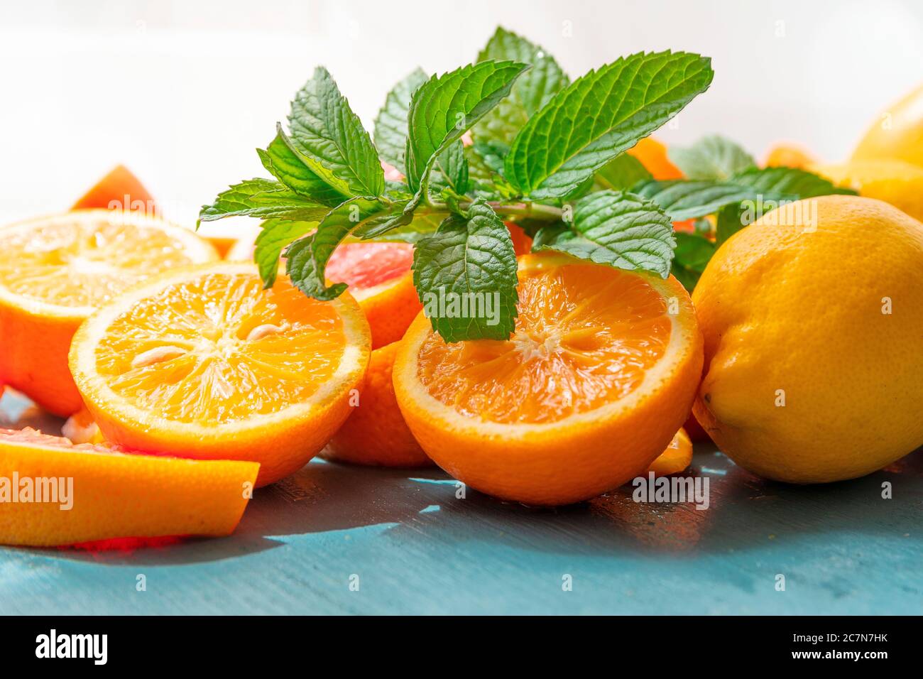 Frisch geschnittene Grapefruit und Orangenscheiben mit blauem Holzhintergrund. Stockfoto