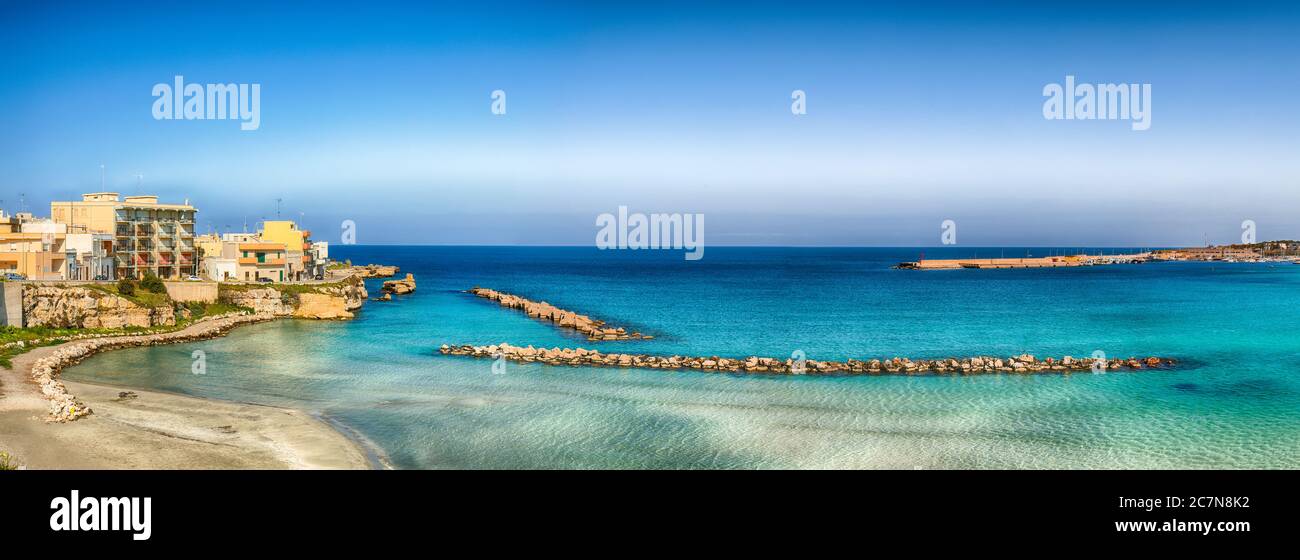 Otranto - Küstenstadt in Apulien mit türkisfarbenem Meer. Urlaub in Italien. Stadt Otranto, Provinz Lecce auf der Halbinsel Salento, Apulien, Italien Stockfoto