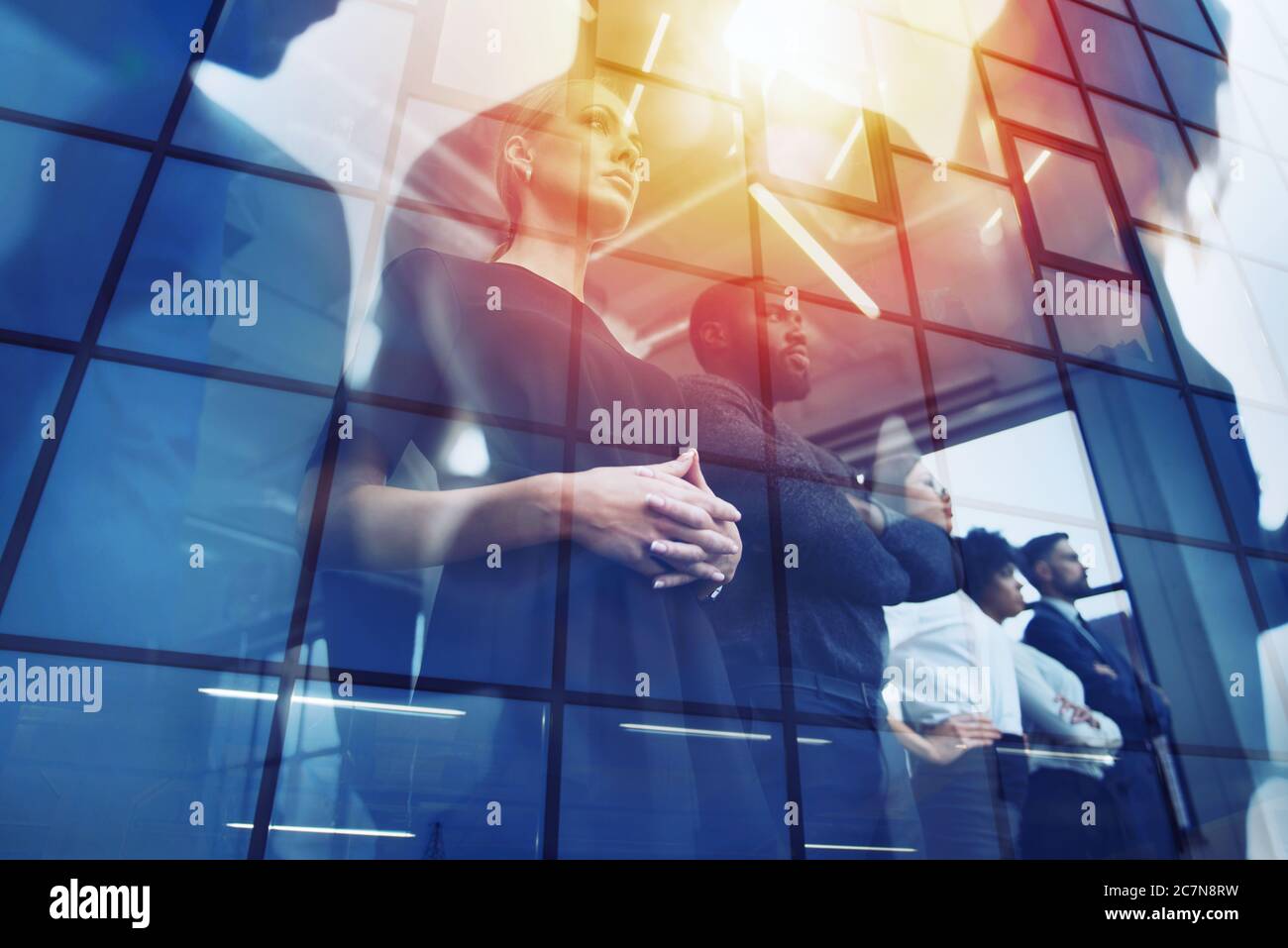 Verschwommene Gruppe von Geschäftspartnern, die nach der Zukunft suchen. Konzept von Corporate und Startup Stockfoto