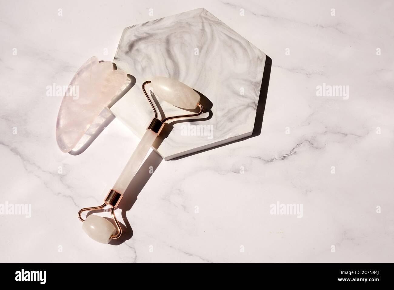 Gua Sha Gesichtswalze für Massage. Hebe- und Tonungsbehandlung zu Hause. Stockfoto