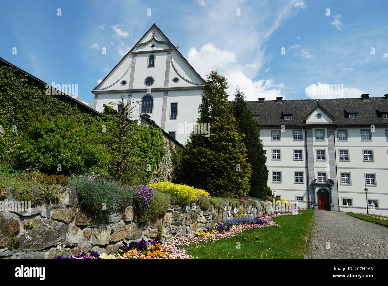 Engelberg / Schweiz 05 09 2020: Eingang zum Benediktinerkloster oder Kloster und Fassade der zum Kloster gehörenden Kirche. Stockfoto