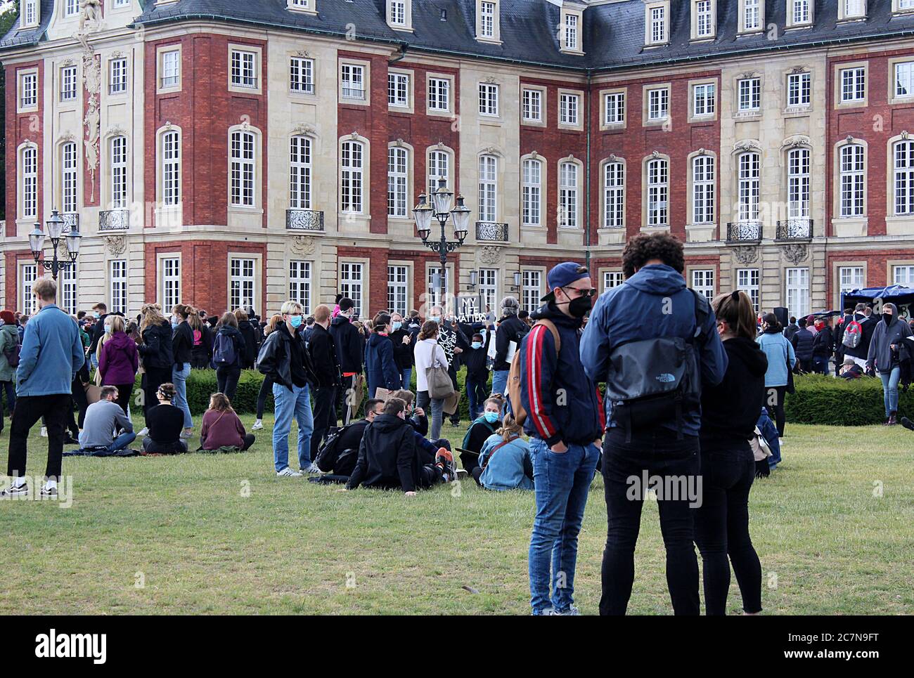 Friedlicher Protest gegen Schwarze Leben am Schlossplatz. Protest als Reaktion auf George Floyds Tod und Polizeigewalt gegen schwarze Menschen. Stockfoto