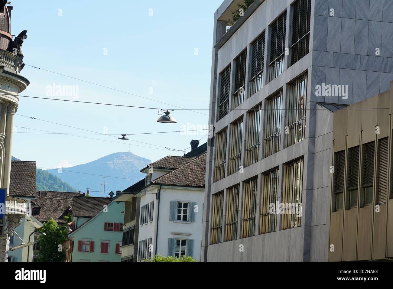 Eine Straße mit Fassaden gemischter Architektur im Zentrum von Zug in der Schweiz. Es gibt sowohl alte als auch zeitgenössische Gebäude. Stockfoto