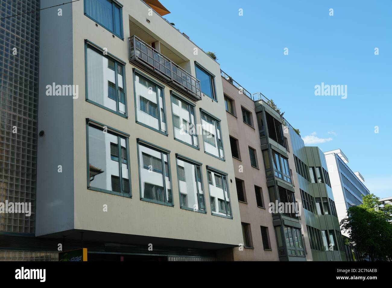 Eine Straße mit Fassaden gemischter Architektur im Zentrum von Zug in der Schweiz. Es gibt sowohl alte als auch zeitgenössische Gebäude. Stockfoto