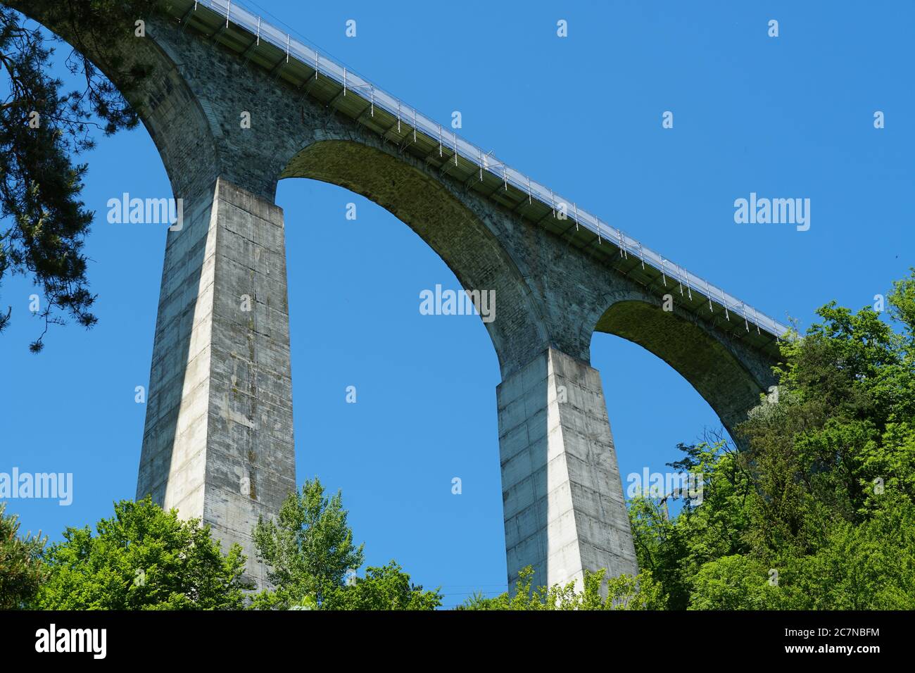 Sitterviaduct SOB, eine Eisenbahnbrücke in Vorderansicht aus der Talsicht und aus der Aufwärtsperspektive. Es gehört zum St. Galler Brücke Wanderweg in der Schweiz. Stockfoto