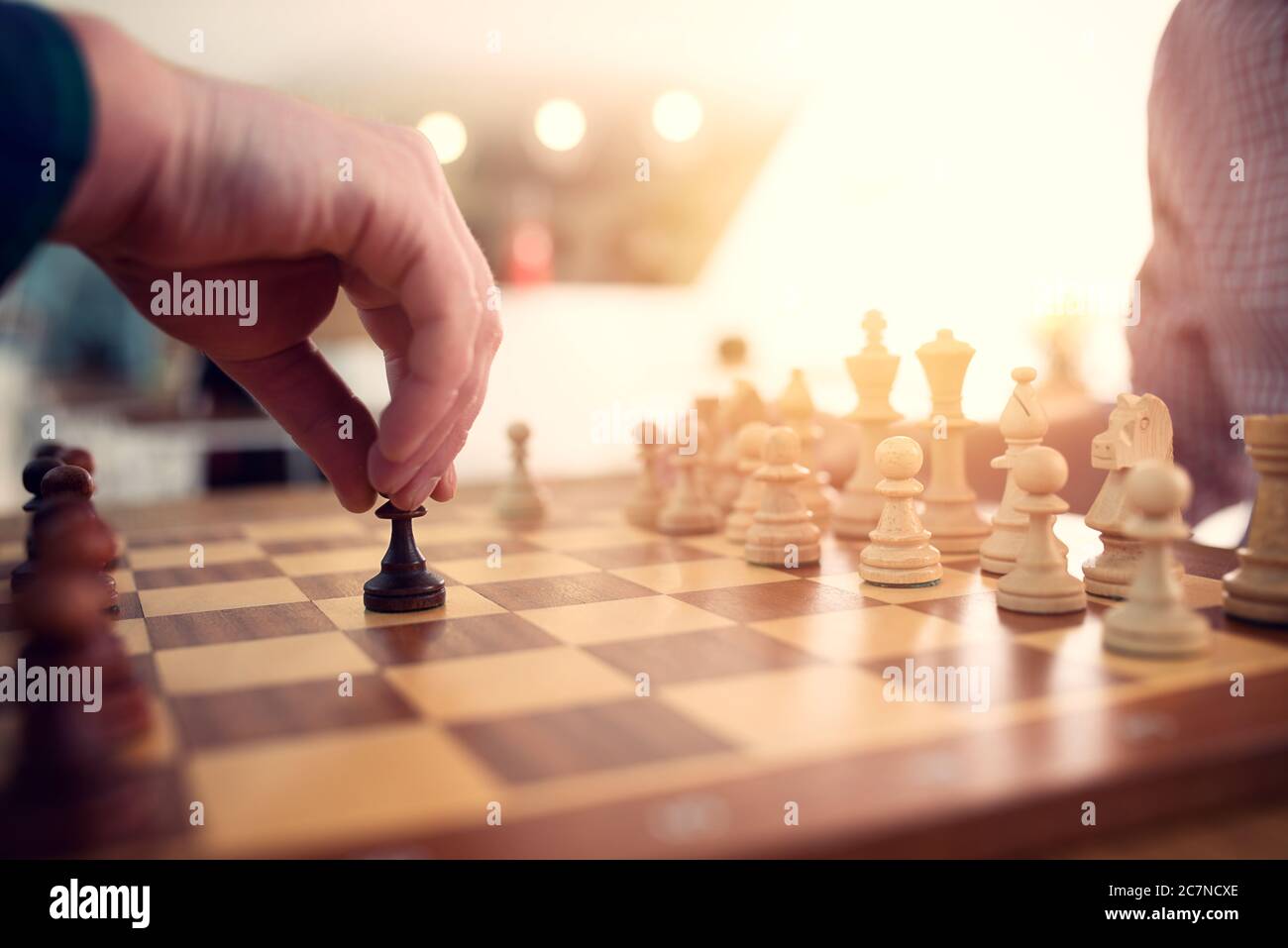 Geschäftsmann spielen mit Schachspiel. Konzept der Geschäftsstrategie und Taktik. Stockfoto