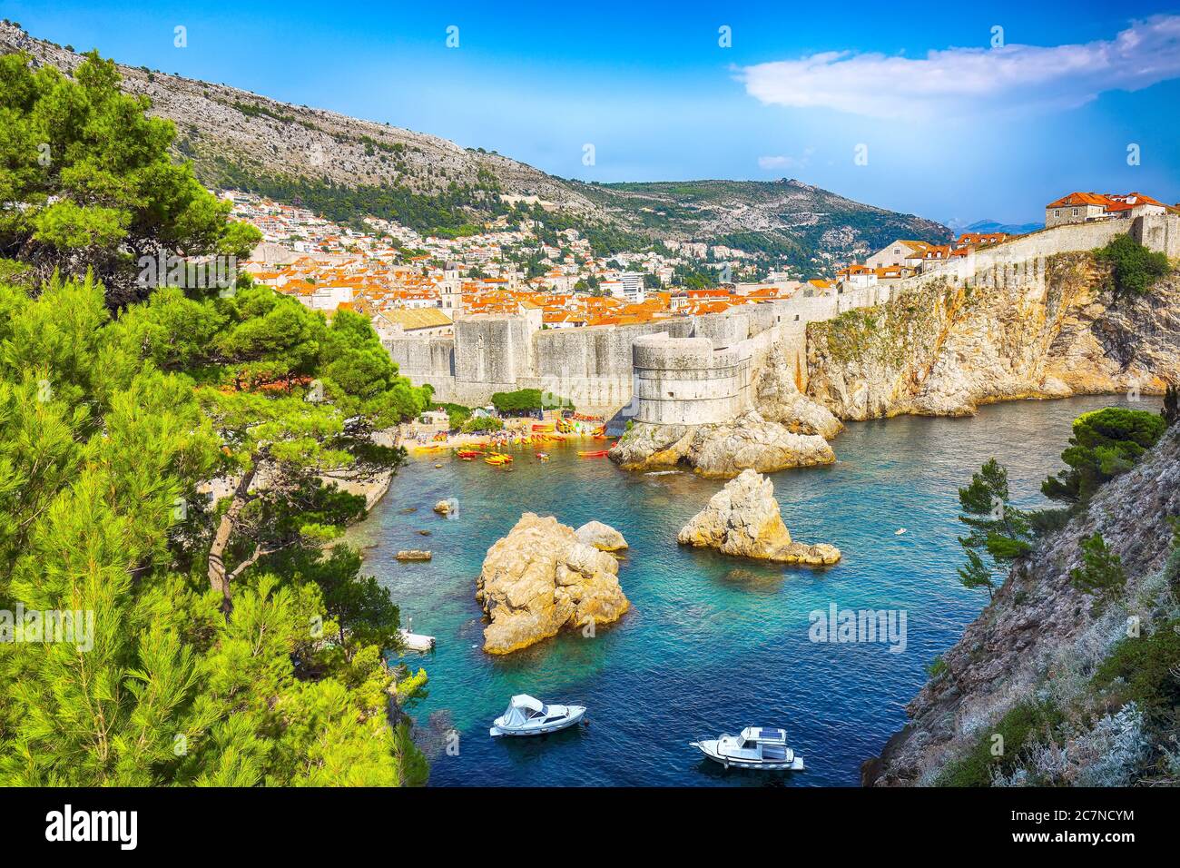 Luftaufnahme an berühmten Reiseziel Stadt Dubrovnik - Fort Bokar von Fort Lovrijenac an einem sonnigen Tag gesehen. Lage: Dubrovnik, Dalmatien, Croa Stockfoto