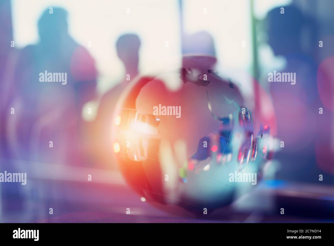 Moderner Hintergrund von verschwommenen Geschäftsleuten mit einer Glaskugel Stockfoto