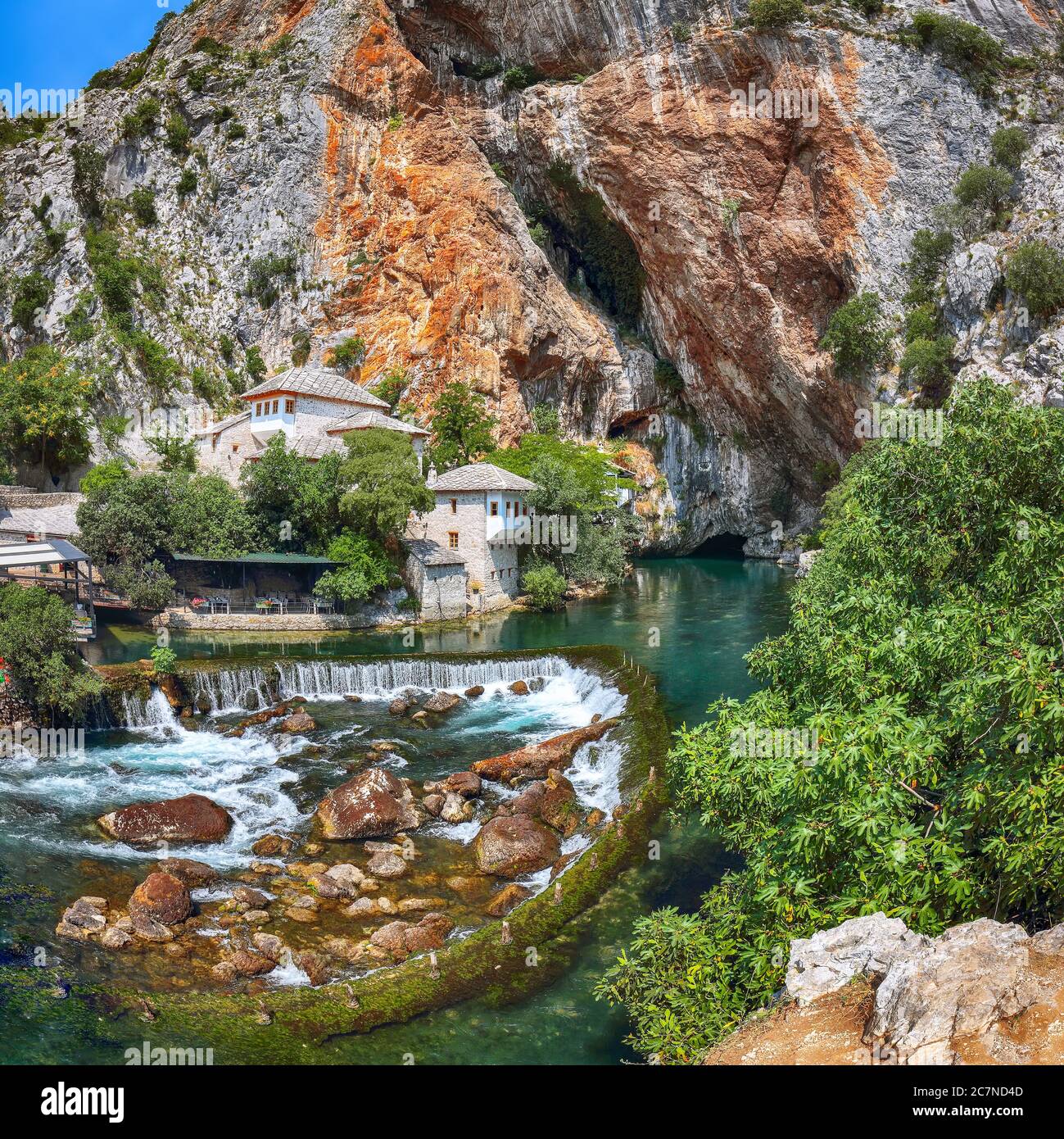 Derwisch Kloster oder tekke an der Buna Quelle in der Stadt Blagaj. Lage: Blagaj, Mostar-Becken, Kanton Herzegowina-Neretva, Bosnien und Herz Stockfoto