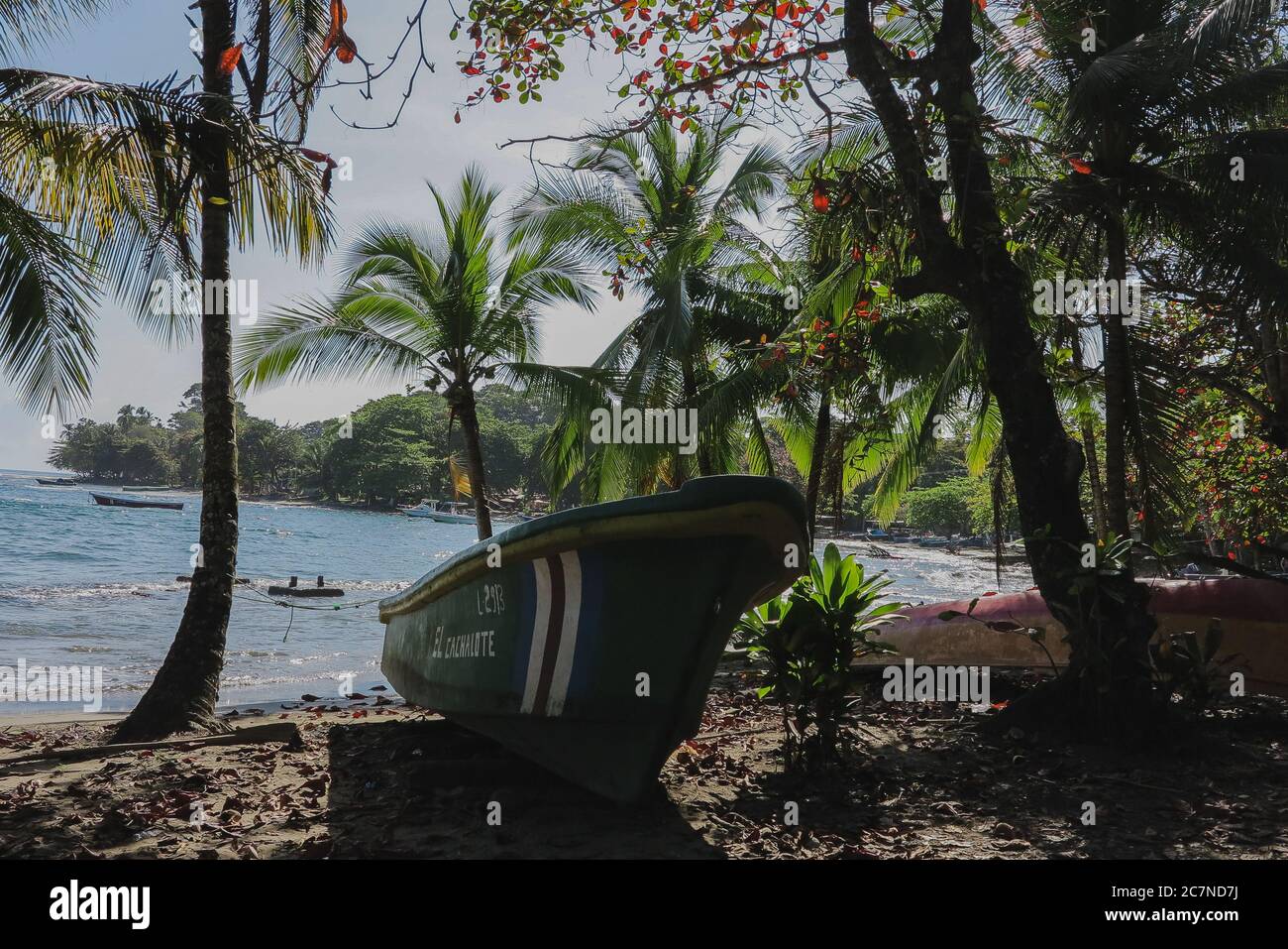 Kanu am Strand, umgeben von Palmen und dem Karibischen Meer in Puerto Viejo, Costa Rica Stockfoto