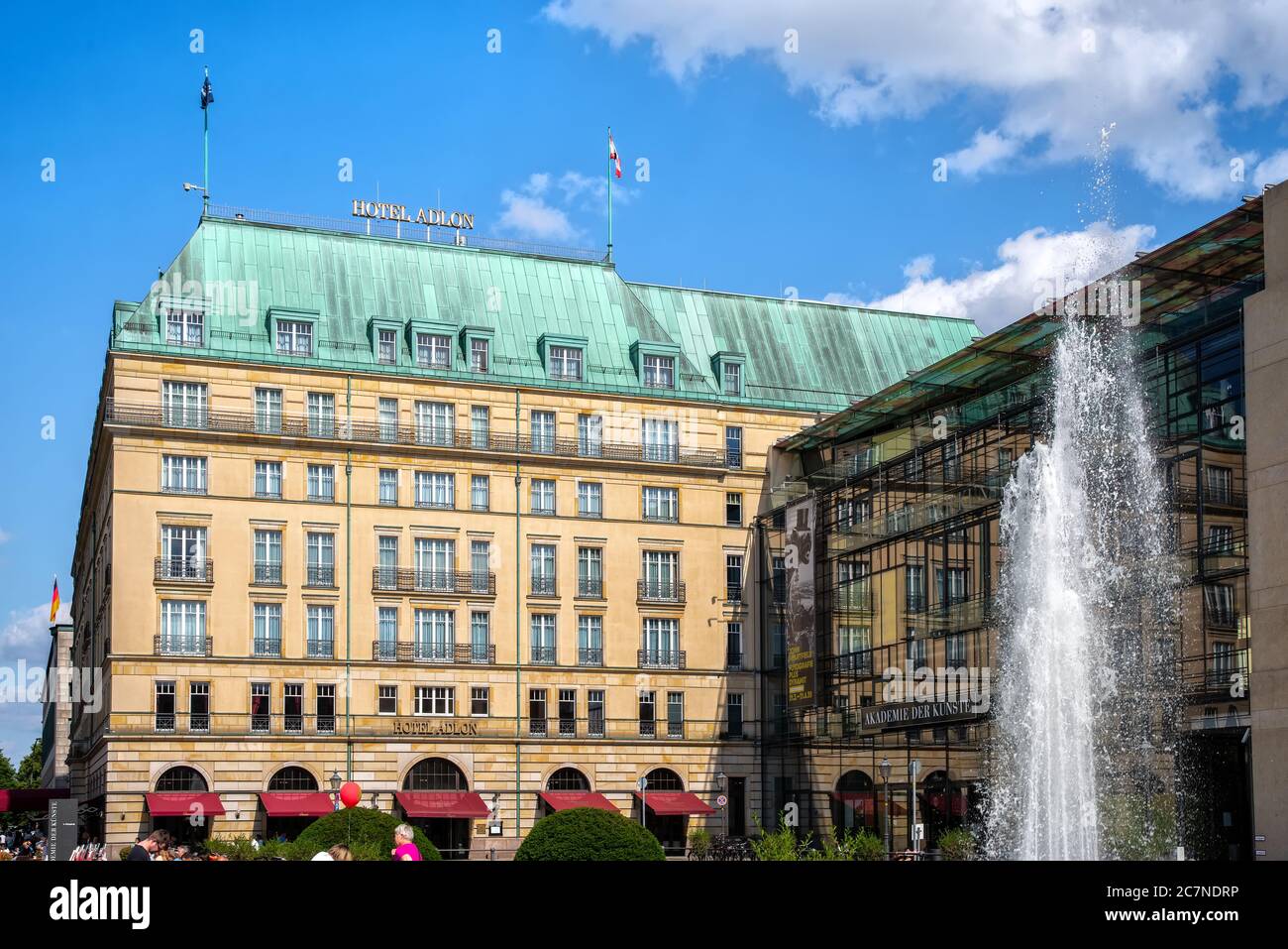 Berlin, Deutschland, 06/14/2020: Hotel Adlon und die Akademie der Künste, Pariser Platz. Das Hotel adlon ist ein Luxushotel in Berlin, das 1907 eröffnet wurde. Stockfoto