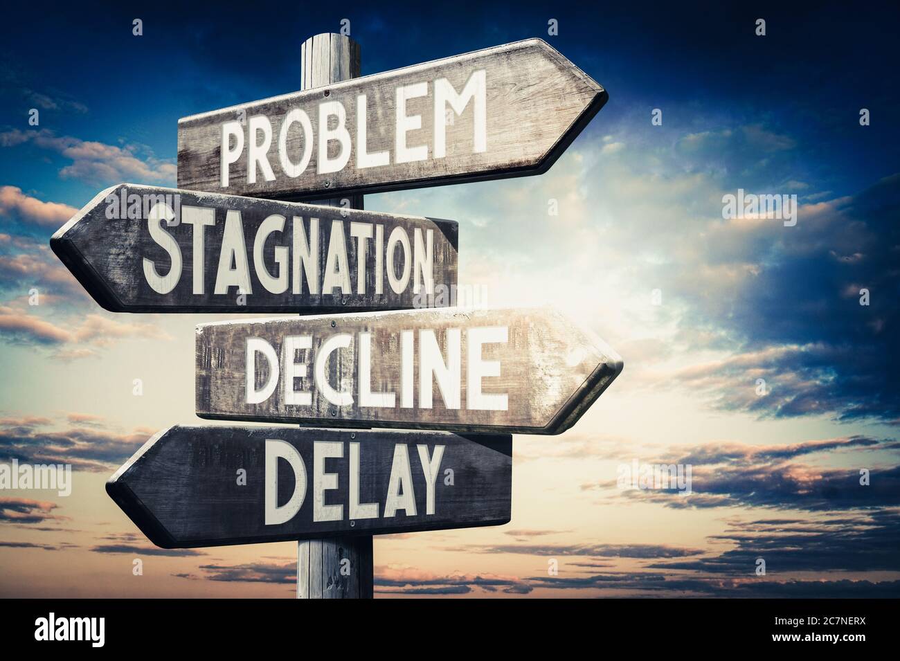 Problem, Stagnation, Niedergang, Verzögerung - Holzschild, Verkehrsschild mit vier Pfeilen Stockfoto