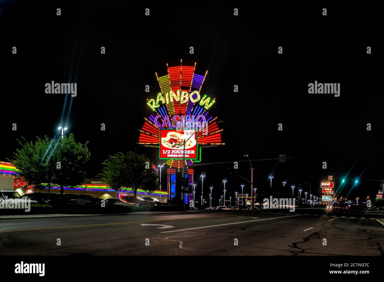 Wendover, USA - 27. Juli 2019: Nevada Stadt in der Nähe der Grenze zu Utah mit Burger Special im Rainbow Hotel und Casino on Road bei Nacht beleuchtete Neonlichter Stockfoto