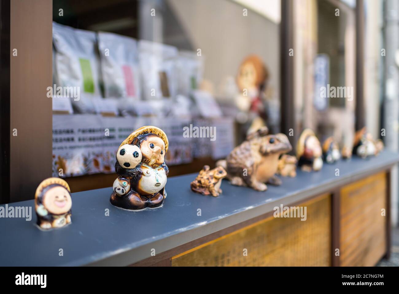 Uji, Japan - 15. April 2019: Traditionelle Dorfstadt mit Geschäft Verkauf von kleinen niedlichen Skulpturen von Kreaturen niedlichen Tieren Stockfoto