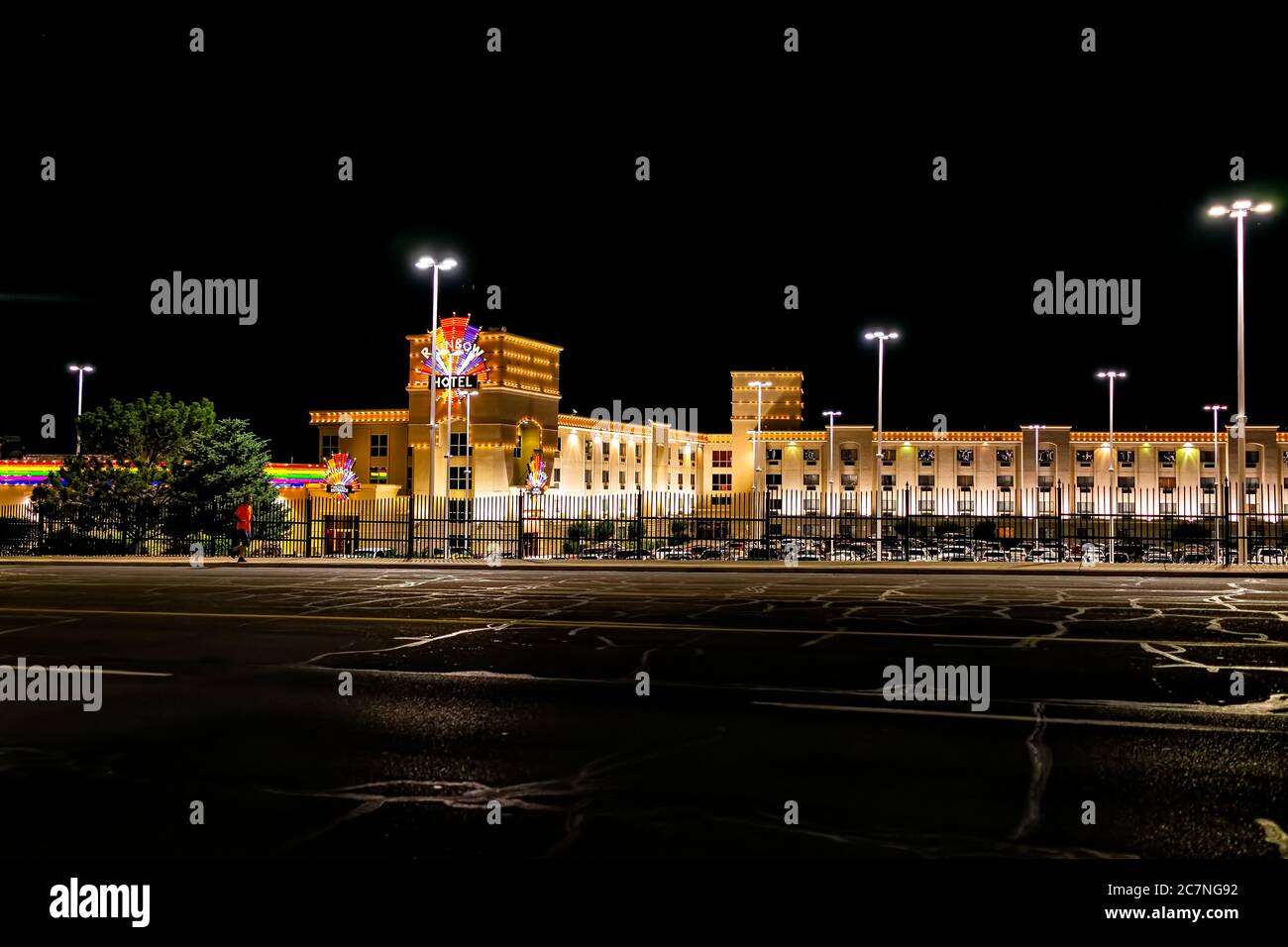 Wendover, USA - 27. Juli 2019: Nevada Stadt in der Nähe von Utah Grenze mit Rainbow Casino Außenarchitektur bei dunkel schwarz Nacht beleuchtet Neonlichter Stockfoto