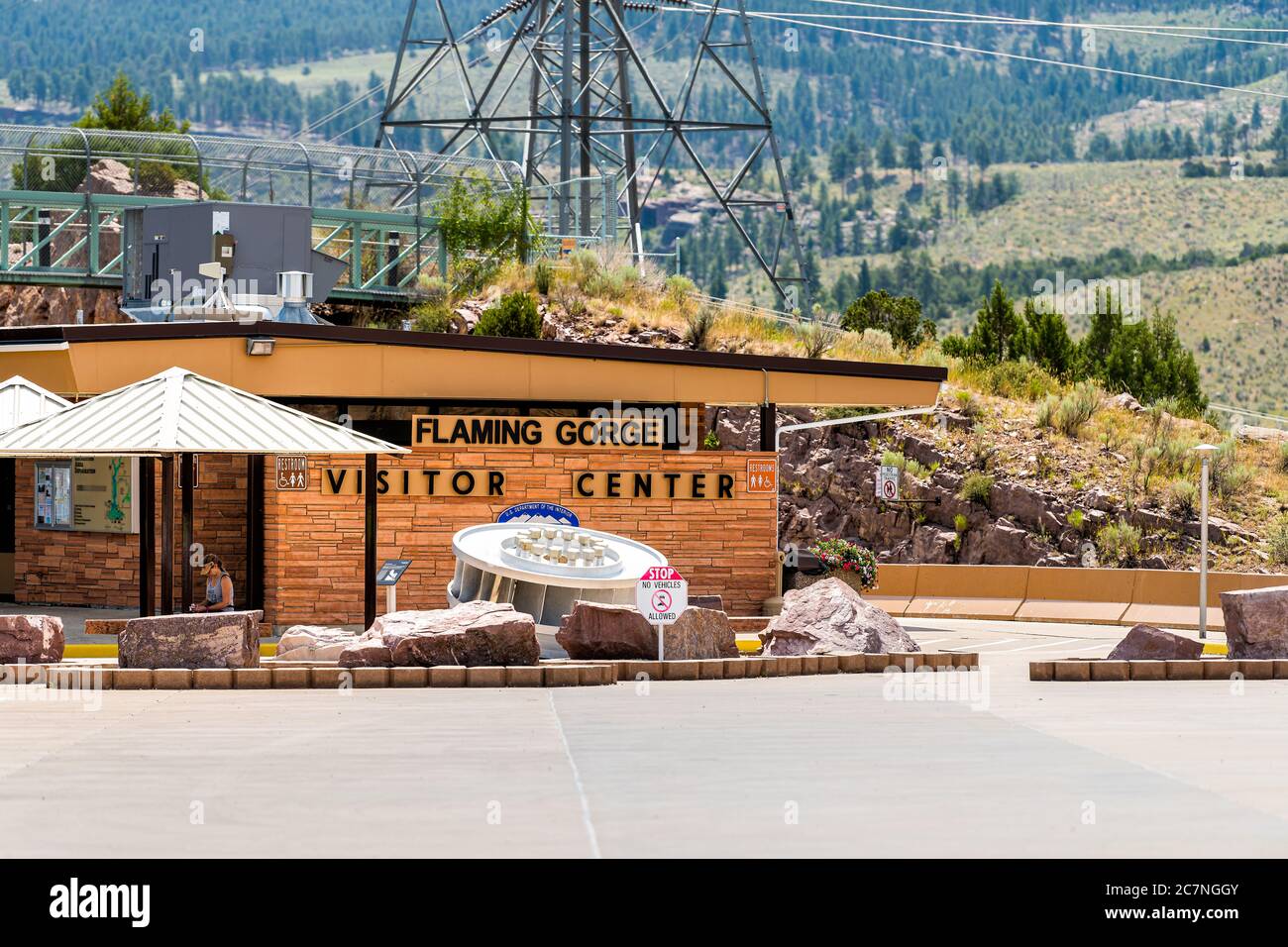 Dutch John, USA - 23. Juli 2019: Flaming Gorge Utah National Park Besucherzentrum Damm mit Schild Eingang und Toiletten Stockfoto