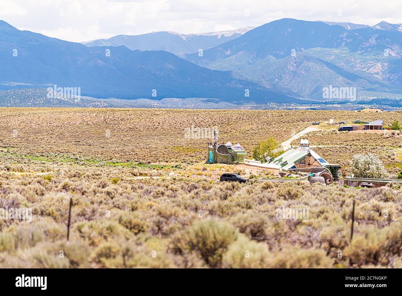 Taos, USA - 20. Juni 2019: Taos Tal und Immobilien Häuser Gebäude Earthship Biotcture einzigartige Wohngemeinschaft Stockfoto