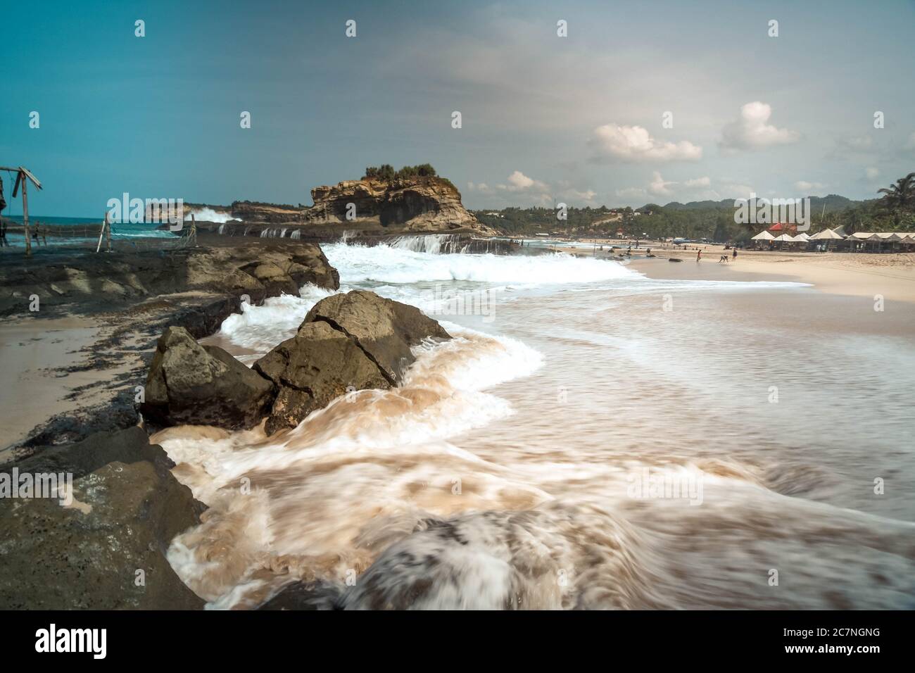 Die Schönheit des Klayar Beach mit seinen einzigartigen Korallensteinen und Kokospalmen entlang der Küste in Pacitan, Ost-Java, Indonesien Stockfoto