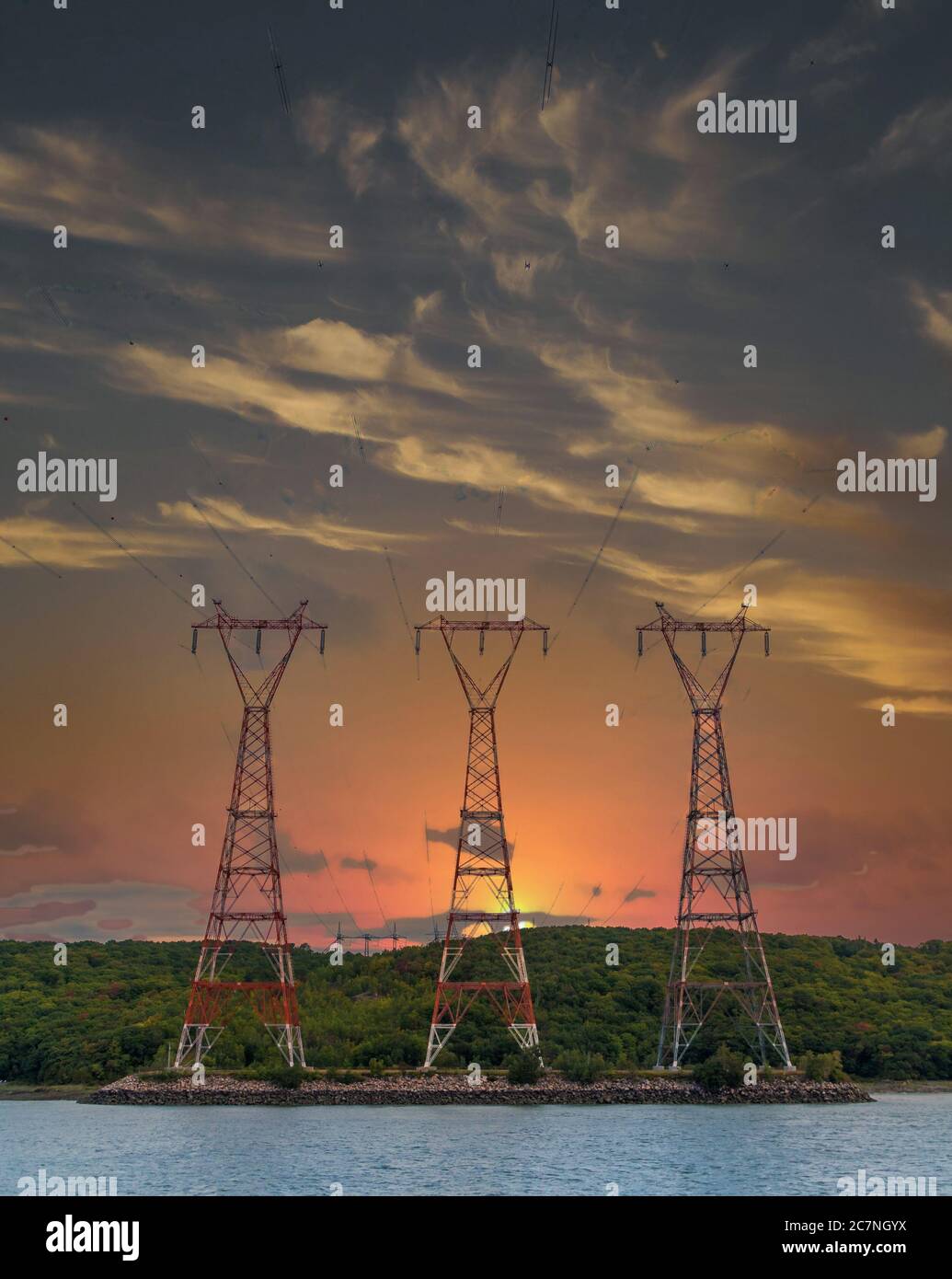 Drei Power-Pylons bei Sonnenuntergang Stockfoto
