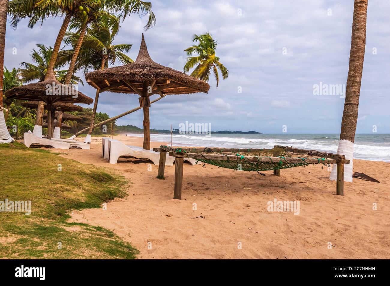 Axim Strand mit Kokospalmen und Sonnenliegen an der Goldküste von Ghana Westafrika Stockfoto