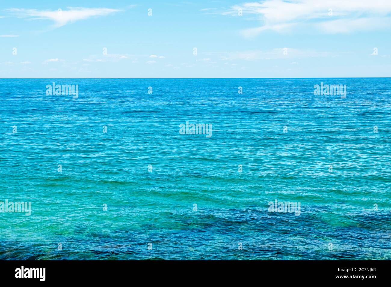 Das Meer an einem sonnigen Tag, ideal für Hintergrund oder Tapete Stockfoto