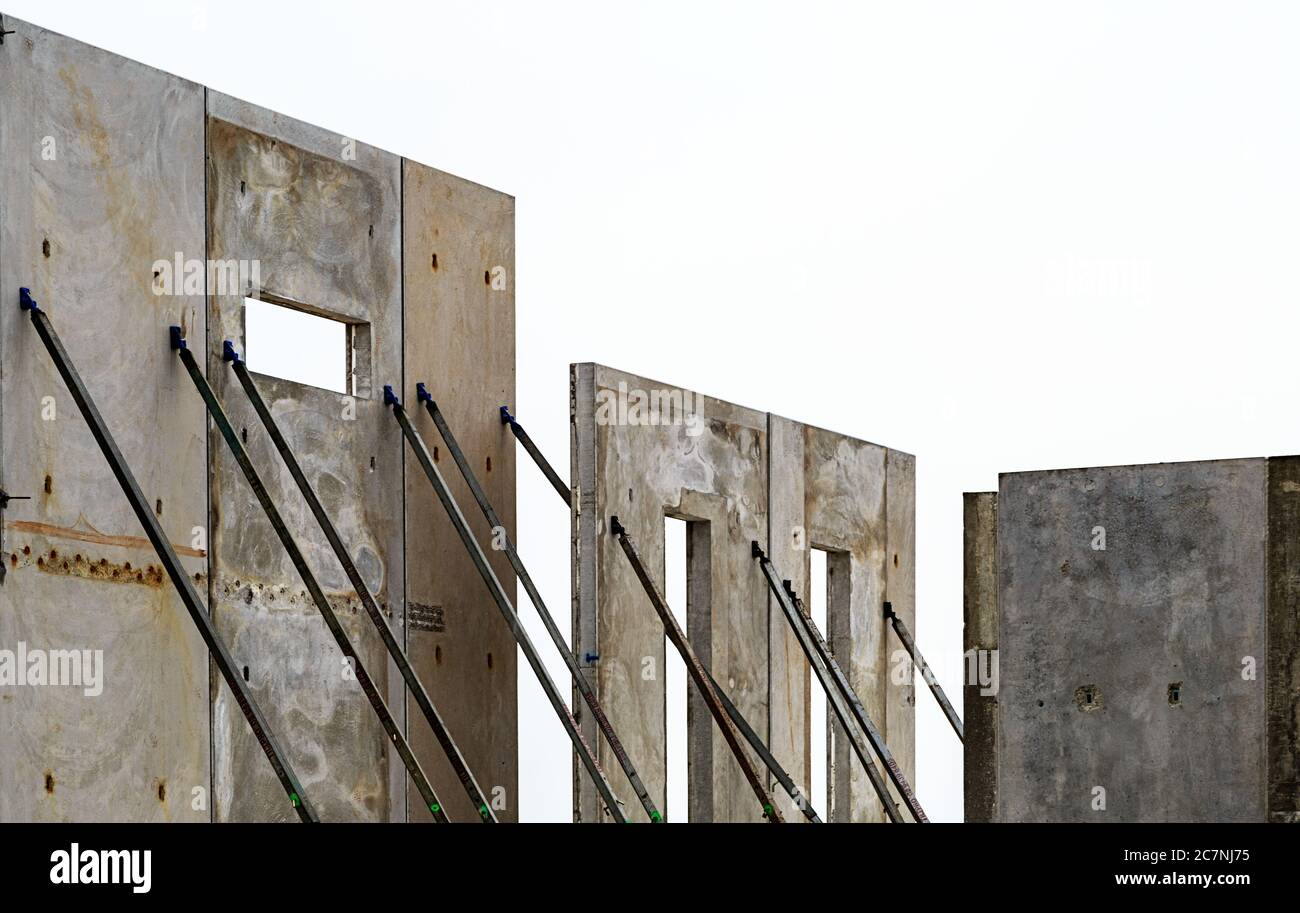 Die Betonplatten der Baustelle mit den Stützen, die die Paneele an der Stelle halten Stockfoto