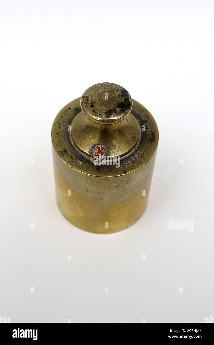 Gewicht für alte Waage, altes Gewicht, 1kg Kraft, 500 gr, 500 grms, 1500kg mit Gewichten, Gewichte mit Markierungen. Gewichte, Bronzegewicht, Gewicht, Stärke, Stockfoto