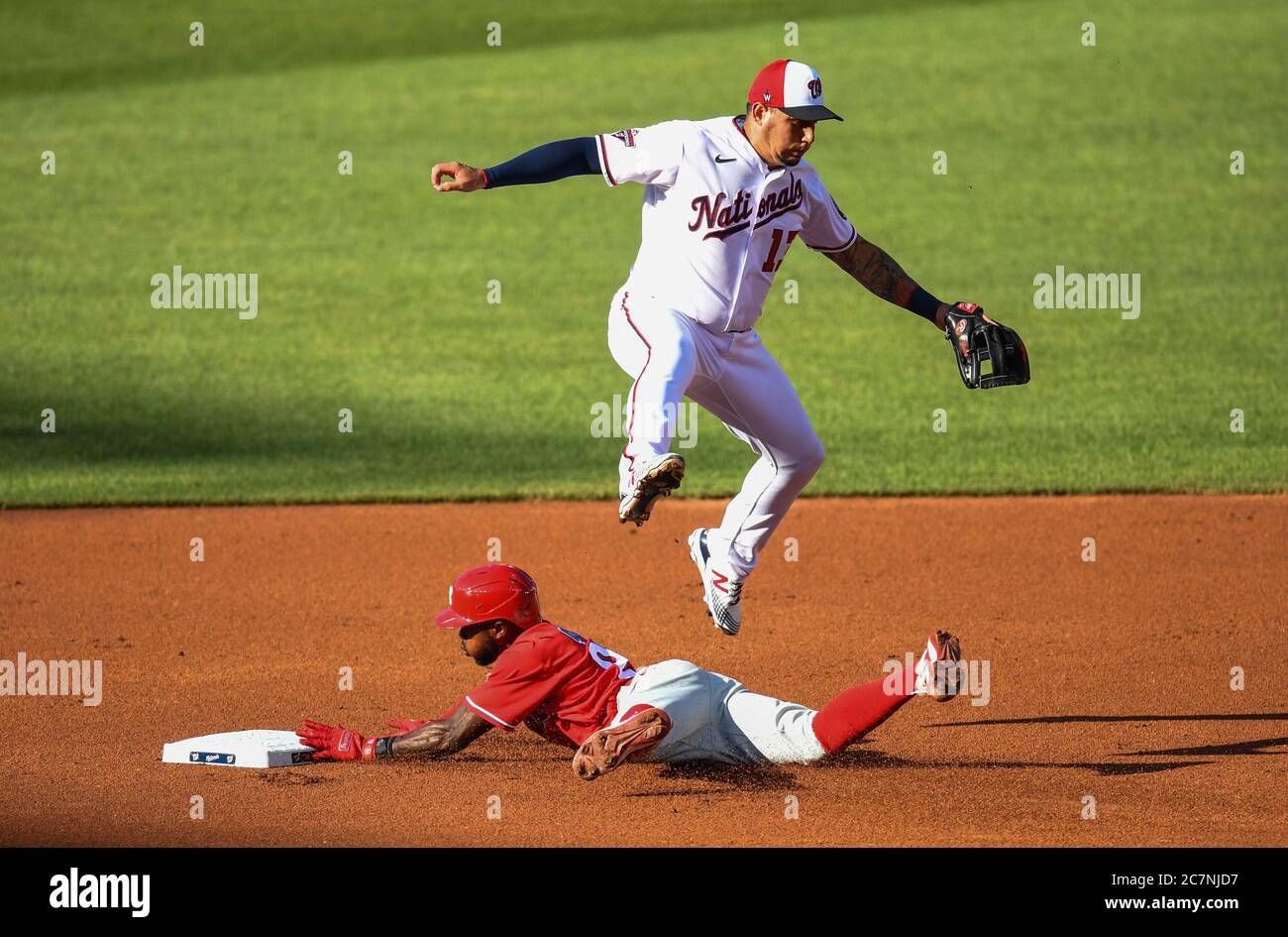 Washington, Usa. Juli 2020. Washington Nationals Asdrœbal Cabrera springt über Philadelphia Phillies Roman Quinn, als er am Samstag, 18. Juli 2020, den zweiten Platz im ersten Inning ihres Ausstellungsspiels im Nationals Park in Washington, DC stiehlt. Foto von Kevin Dietsch/UPI Kredit: UPI/Alamy Live News Stockfoto