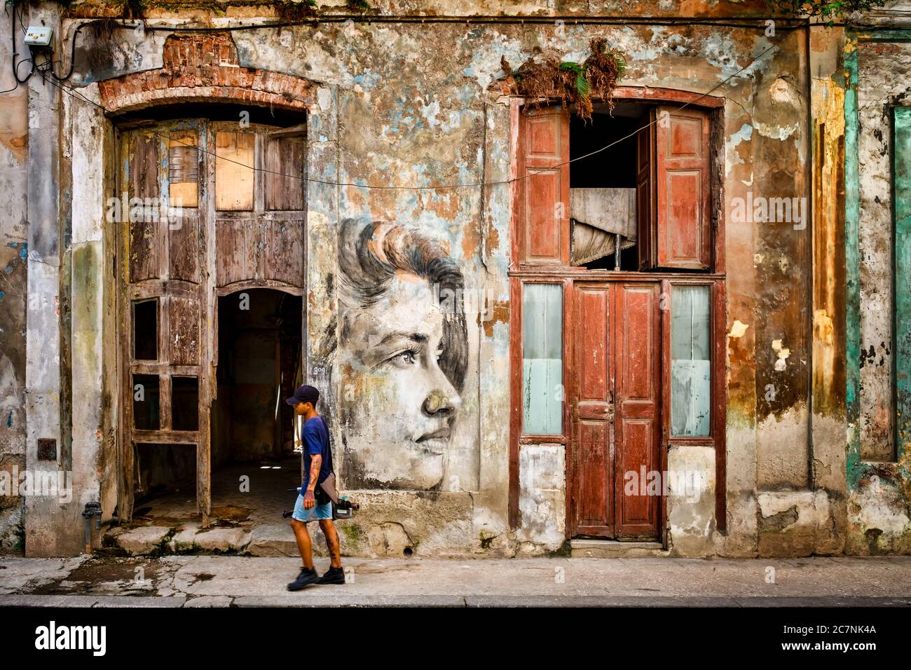 Städtischer Verfall in der Altstadt von Havanna. Straßenszene mit einem schönen Kolonialgebäude fast in Ruinen Stockfoto