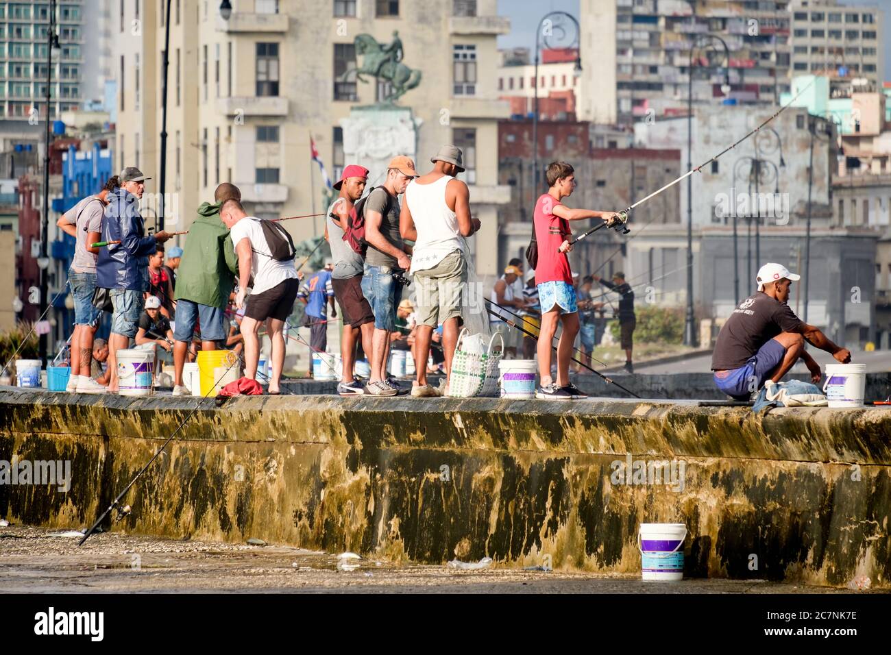 Fischer an der berühmten Malecon-Ufermauer in Havanna Stockfoto