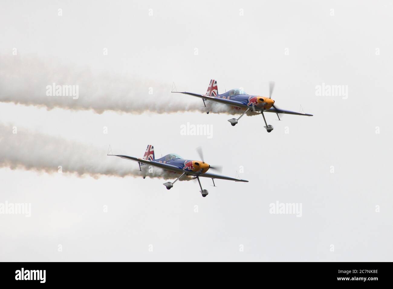 Das Red Bull Matadors Kunstflugteam, das XtremeAir Sbach 300s (oder ExtremeAir XA-41s) fliegt, tritt 2016 bei East Fortune auf. Stockfoto