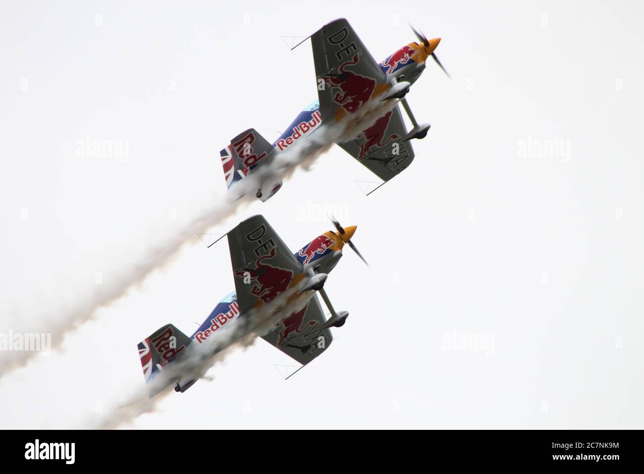 Das Red Bull Matadors Kunstflugteam, das XtremeAir Sbach 300s (oder ExtremeAir XA-41s) fliegt, tritt 2016 bei East Fortune auf. Stockfoto