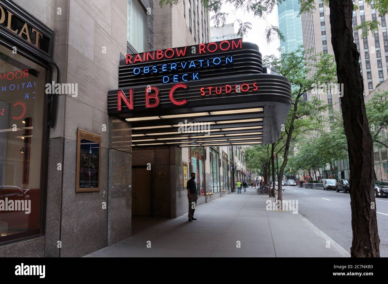Neonschild über dem Eingang zum Rainbow Room, Aussichtsplattform und NBC Studios am Rockefeller Center oder Center Stockfoto