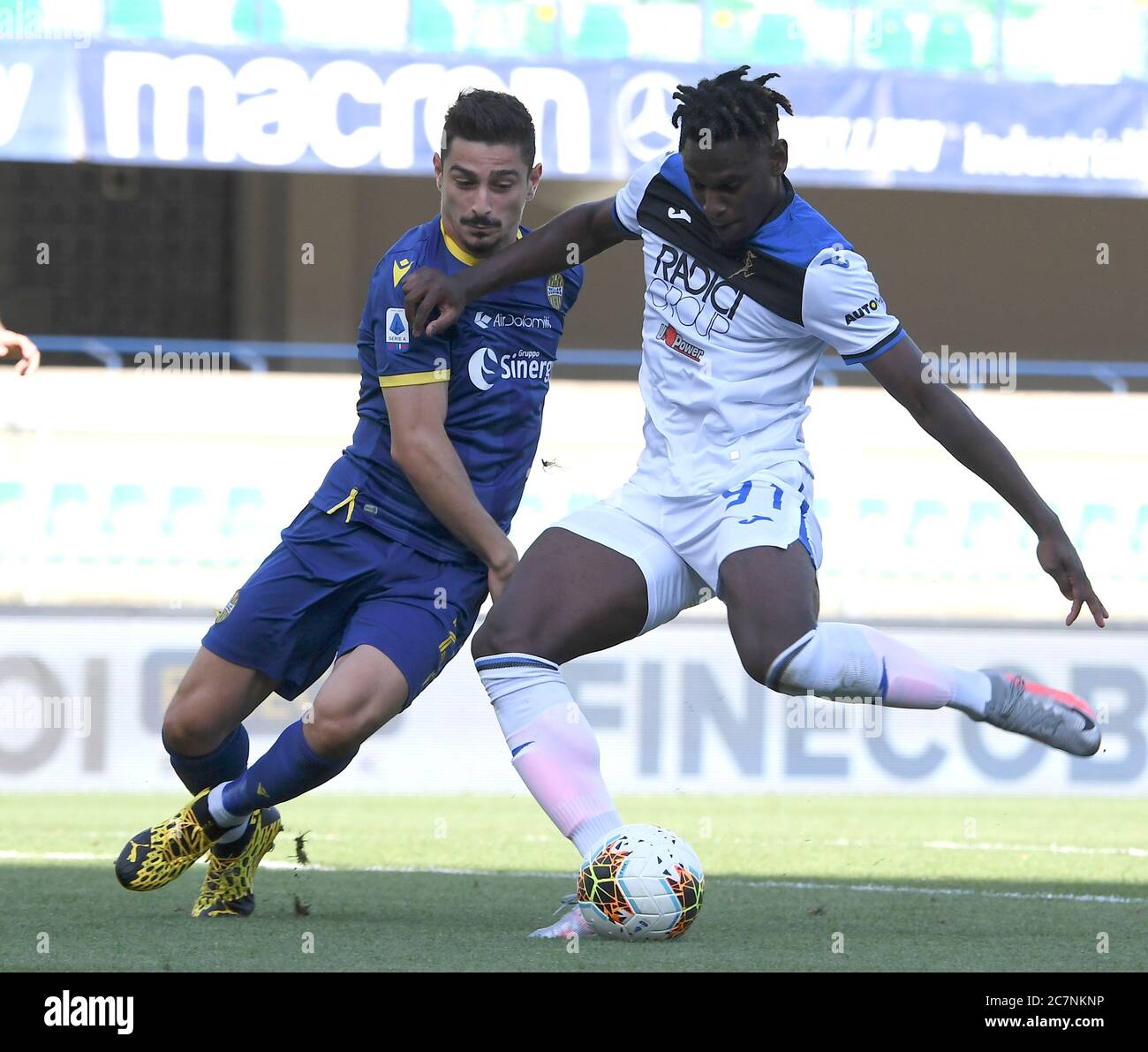 Verona. Juli 2020. Atalanta Duvan Zapata (R) schießt und schießt während des Fußballspiels der Serie A zwischen Hellas Verona und Atalanta in Verona, Italien, 18. Juli 2020. Quelle: Xinhua/Alamy Live News Stockfoto