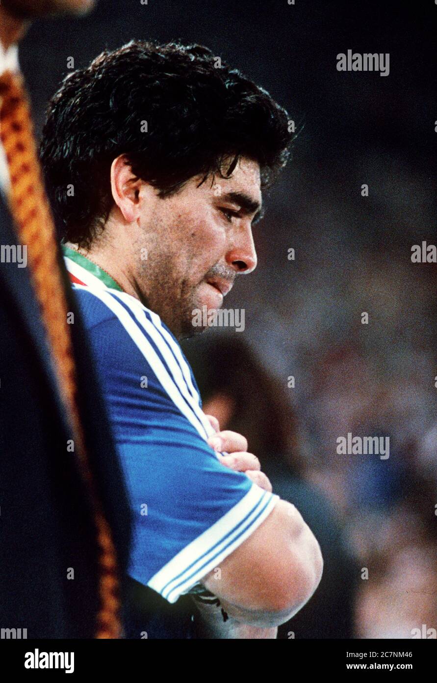 Diego Maradona weint, nachdem er das Endspiel gegen Deutschland verloren hatte. FIFA Fußball-Weltmeisterschaft Italia 1990 Stockfoto
