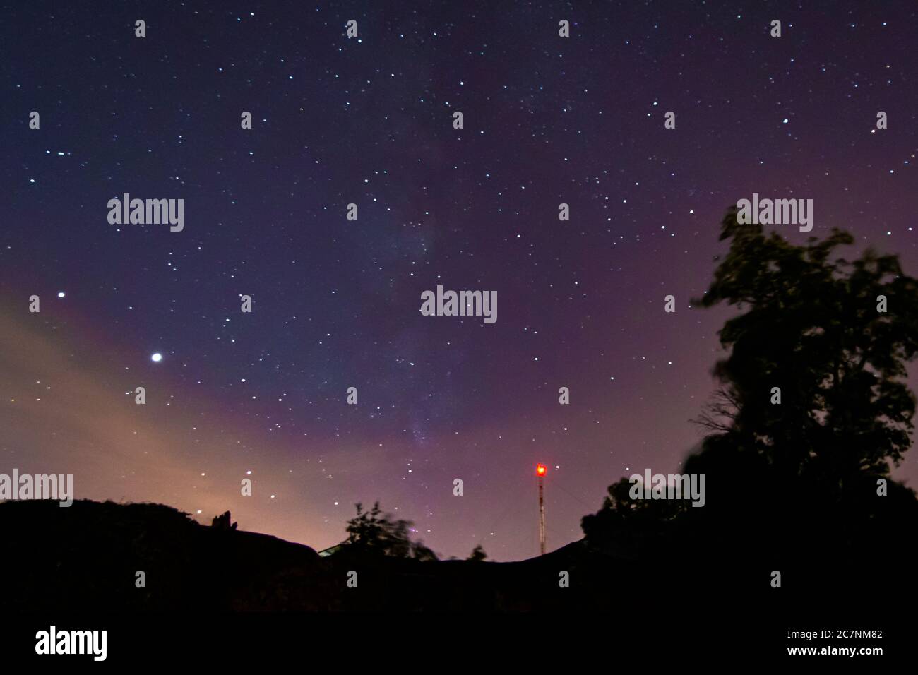 Nachtfotografie Sterne und Planeten auf der dunklen Nacht mily Way in Santa Marta das Cortiças Braga in der Nacht Stockfoto