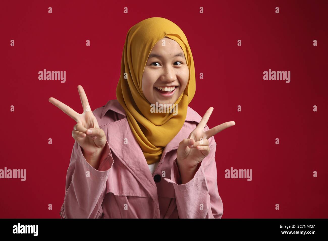 Portrait von glücklich schöne junge asiatische muslimische Teenager-Mädchen trägt Hijab lächelnd und posiert für Kamera, glückliche Freizeit lässig tägliche Aktivität Stockfoto